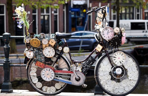 Велосипед на одной из улиц в Амстердаме - Sputnik Azərbaycan