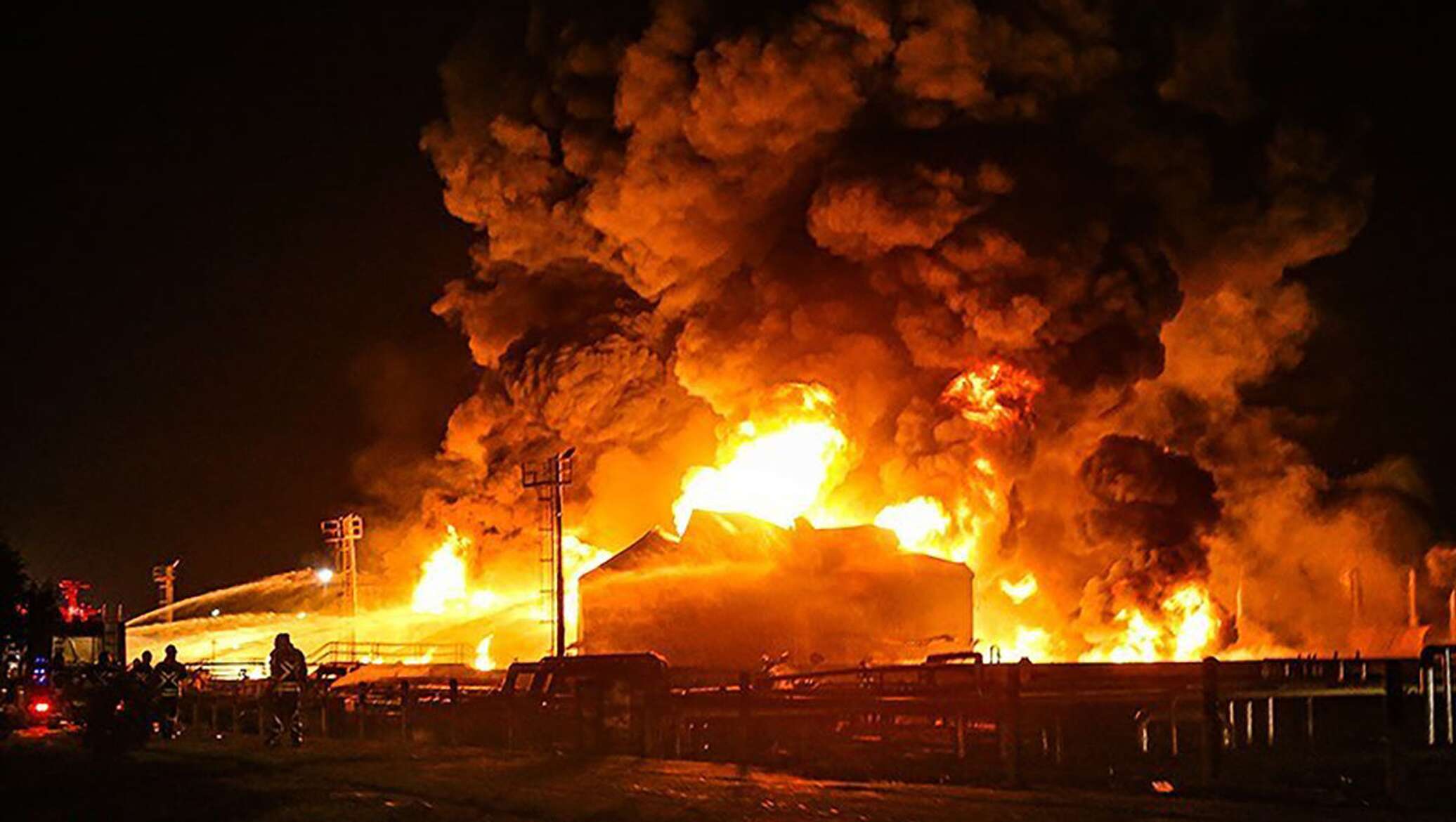 Халиф пожар. Взрыв на Ачинском НПЗ В 2014. Пожар на Ачинском НПЗ 2014. Взрыв НПЗ Ухта. Взрыв на нефтезаводе в Техасе 2005.