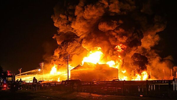В Тегеране загорелся нефтеперерабатывающий завод - Sputnik Azərbaycan
