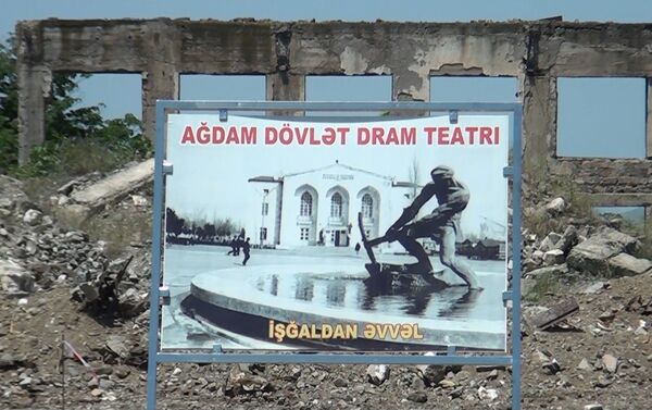 Плакат с надписью Агдамский государственный драматический театр до оккупации в городе Агдам - Sputnik Азербайджан