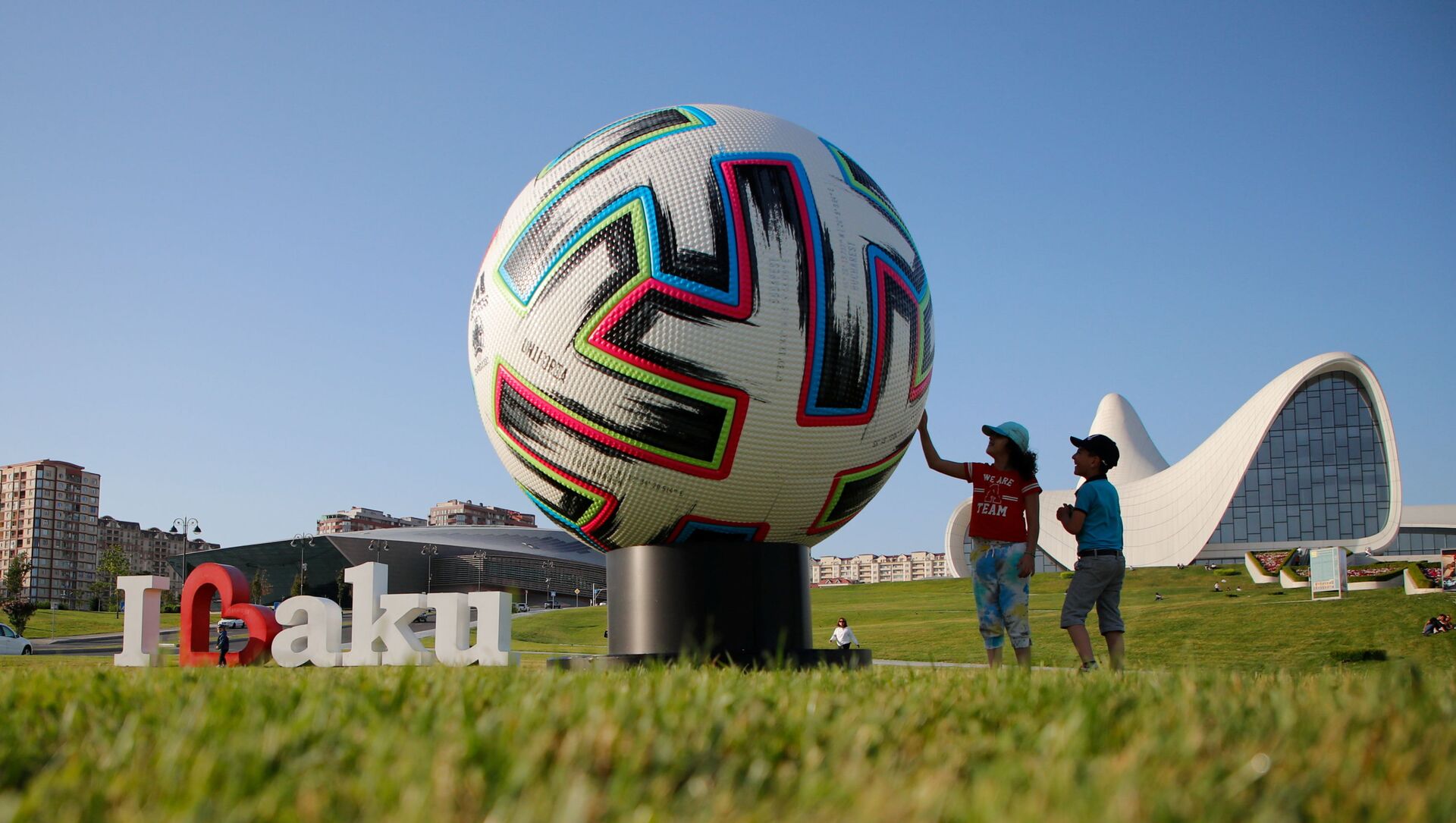 Дети играют рядом с моделью официального мяча Евро-2020 в Баку - Sputnik Азербайджан, 1920, 07.06.2021