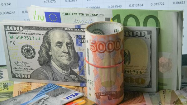 Доллары США, евро и рубли - Sputnik Азербайджан