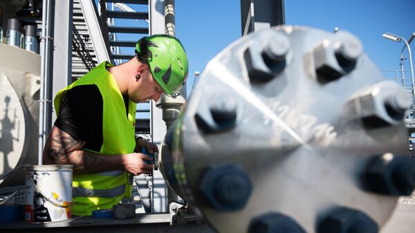 Специалист работает на территории газораспределительного центра магистрального газопровода Северный поток-2 в городе Любмин в Германии. - Sputnik Азербайджан