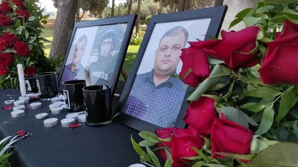 Общественность чтит память журналистов, погибших в результате подрыва на мине в Кельбаджаре  - Sputnik Azərbaycan