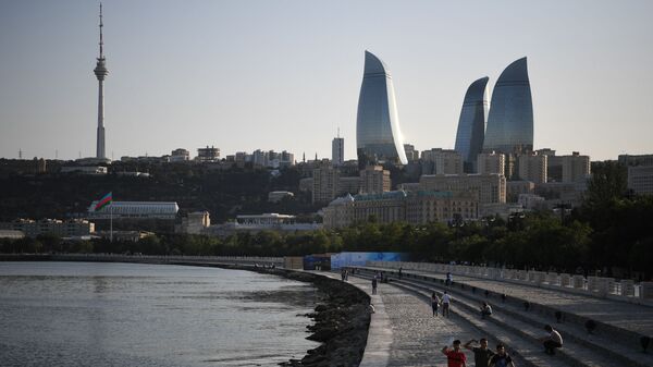 Люди отдыхают на набережной Каспийского моря в Баку, фото из архива - Sputnik Azərbaycan