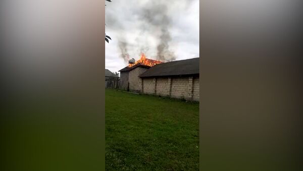 Видео сильного пожара в Гахе – пепел вместо дома - Sputnik Азербайджан