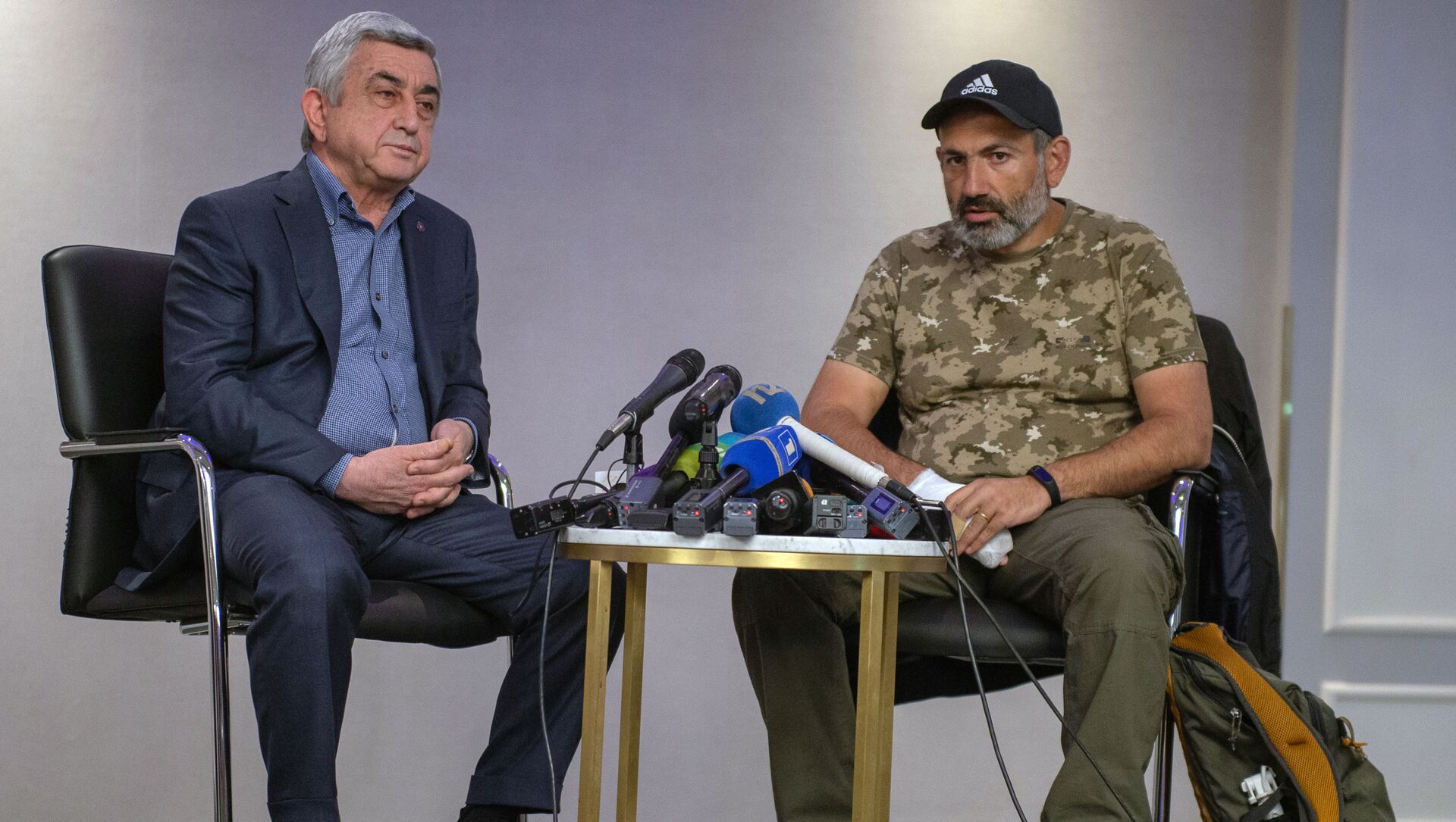Серж Саргсян (слева) и Никол Пашинян во время встречи  - Sputnik Азербайджан, 1920, 07.06.2021