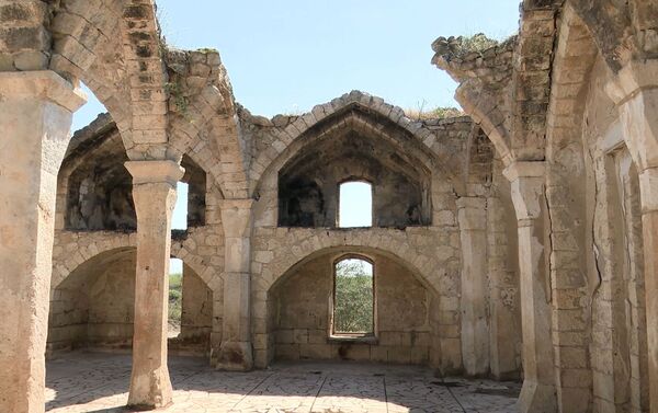 Здесь похоронены также такие видные представители династии Джаванширов, как Мехдигулу-хана и Хуршудбану Натаван - Sputnik Азербайджан