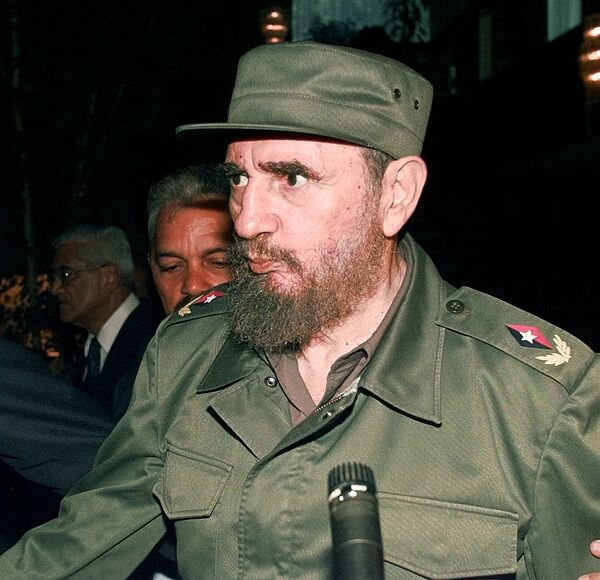 Бывший президент Кубы Фидель Кастро отвечает на вопросы журналистов в отеле Intercontinental в Женеве, где он остановится на неделю для участия в церемониях, посвященных 50-летию Всемирной организации здравоохранения (ВОЗ), 13 мая 1998 год - Sputnik Азербайджан