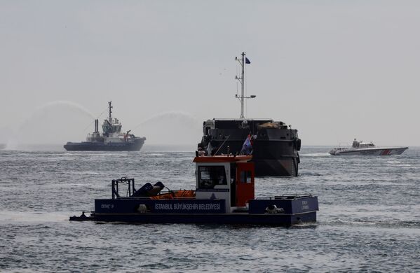 Корабли и береговая охрана во время очистки моря от слизи в Турции  - Sputnik Азербайджан