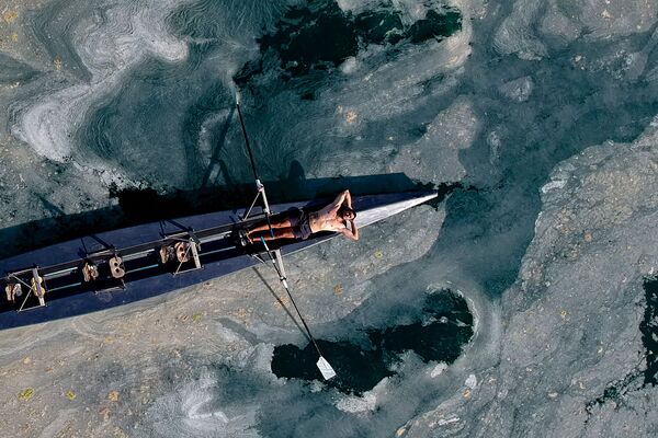 Мужчина на лодке на покрытом слизью Мраморном море в Турции  - Sputnik Азербайджан