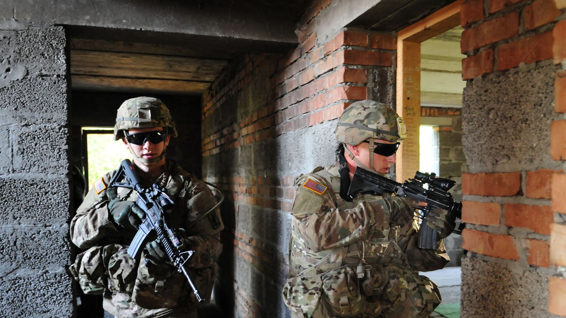Американские военные во время совместных учений Fearless Guardian - 2015 на Яворивском полигоне - Sputnik Azərbaycan, 1920, 09.06.2021