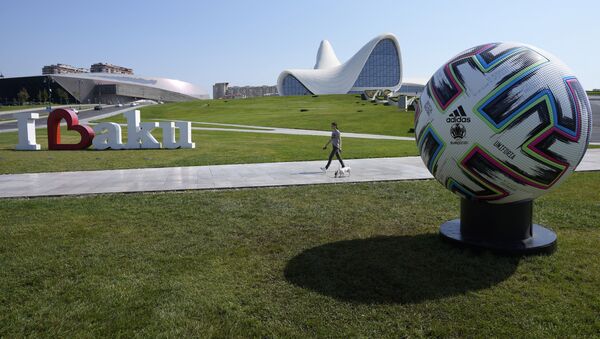 Мужчина проходит рядом с официальным мячом, чемпионата Европы по футболу, фото из архива - Sputnik Азербайджан