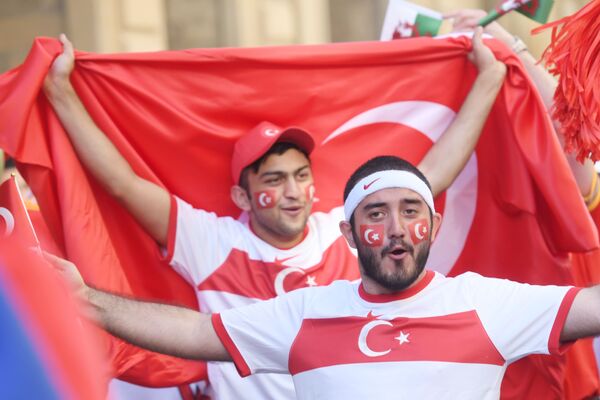 Bakıda keçiriləcək futbol üzrə Avropa çempionatının oyunlarına həsr olunmuş karnaval yürüşünün iştirakçıları. - Sputnik Azərbaycan