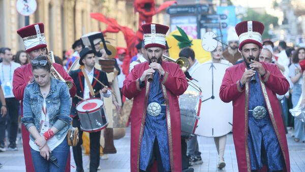 Участники костюмированного парада , посвященного матчам чемпионата Европы по футболу в Баку - Sputnik Азербайджан