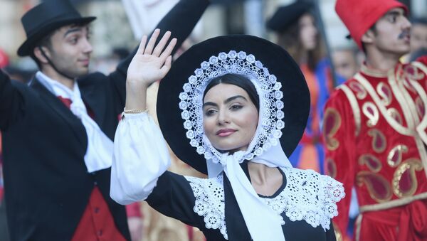 Bakıda keçiriləcək futbol üzrə Avropa çempionatının oyunlarına həsr olunmuş karnaval yürüşünün iştirakçıları. - Sputnik Азербайджан