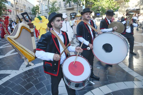 Bakıda keçiriləcək futbol üzrə Avropa çempionatının oyunlarına həsr olunmuş karnaval yürüşünün iştirakçıları. - Sputnik Азербайджан
