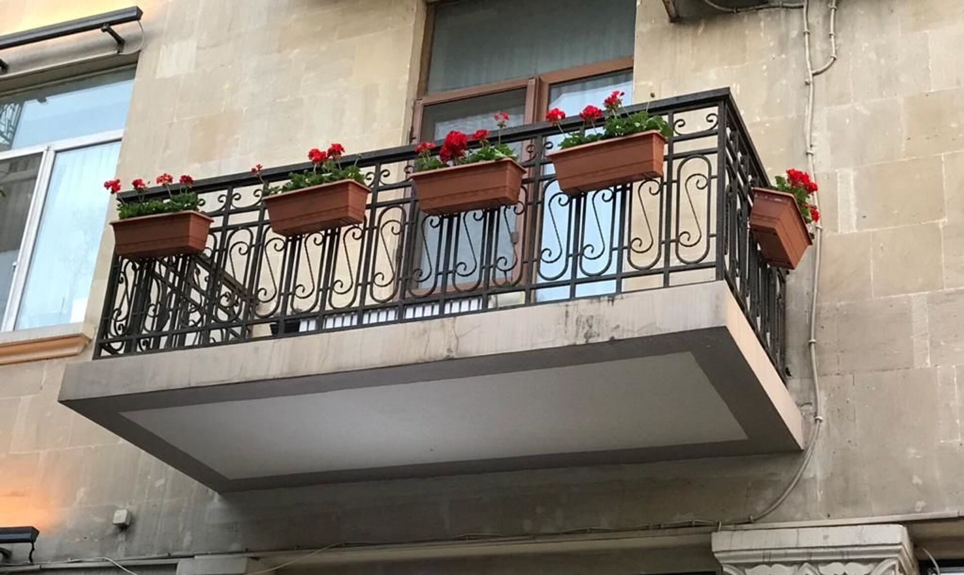 Власти Баку украшают балконы цветами: вся надежда - на совесть жильцов - Sputnik Азербайджан, 1920, 10.06.2021