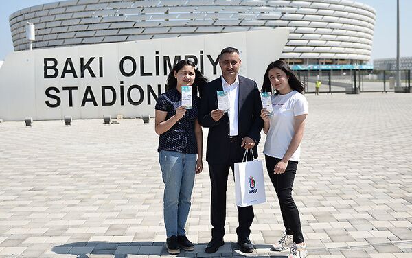 В Баку дети получили билеты на матчи ЕВРО-2020 по футболу - Sputnik Азербайджан