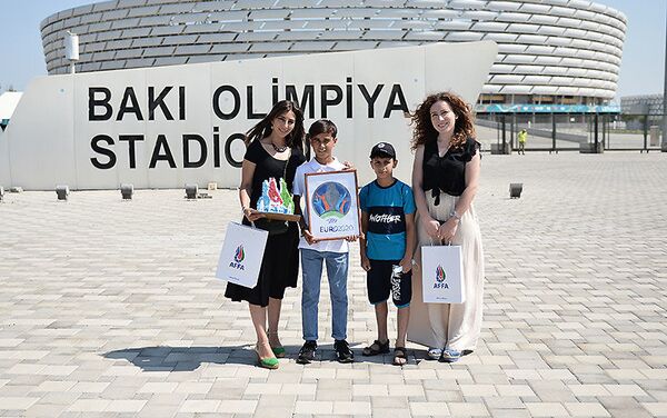 В Баку дети получили билеты на матчи ЕВРО-2020 по футболу - Sputnik Азербайджан