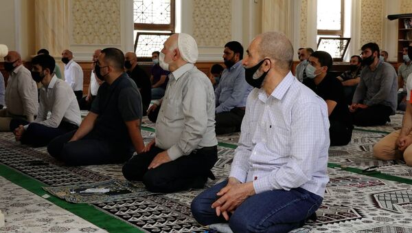 Верующие в Азербайджане вернулись в мечети год спустя - Sputnik Азербайджан