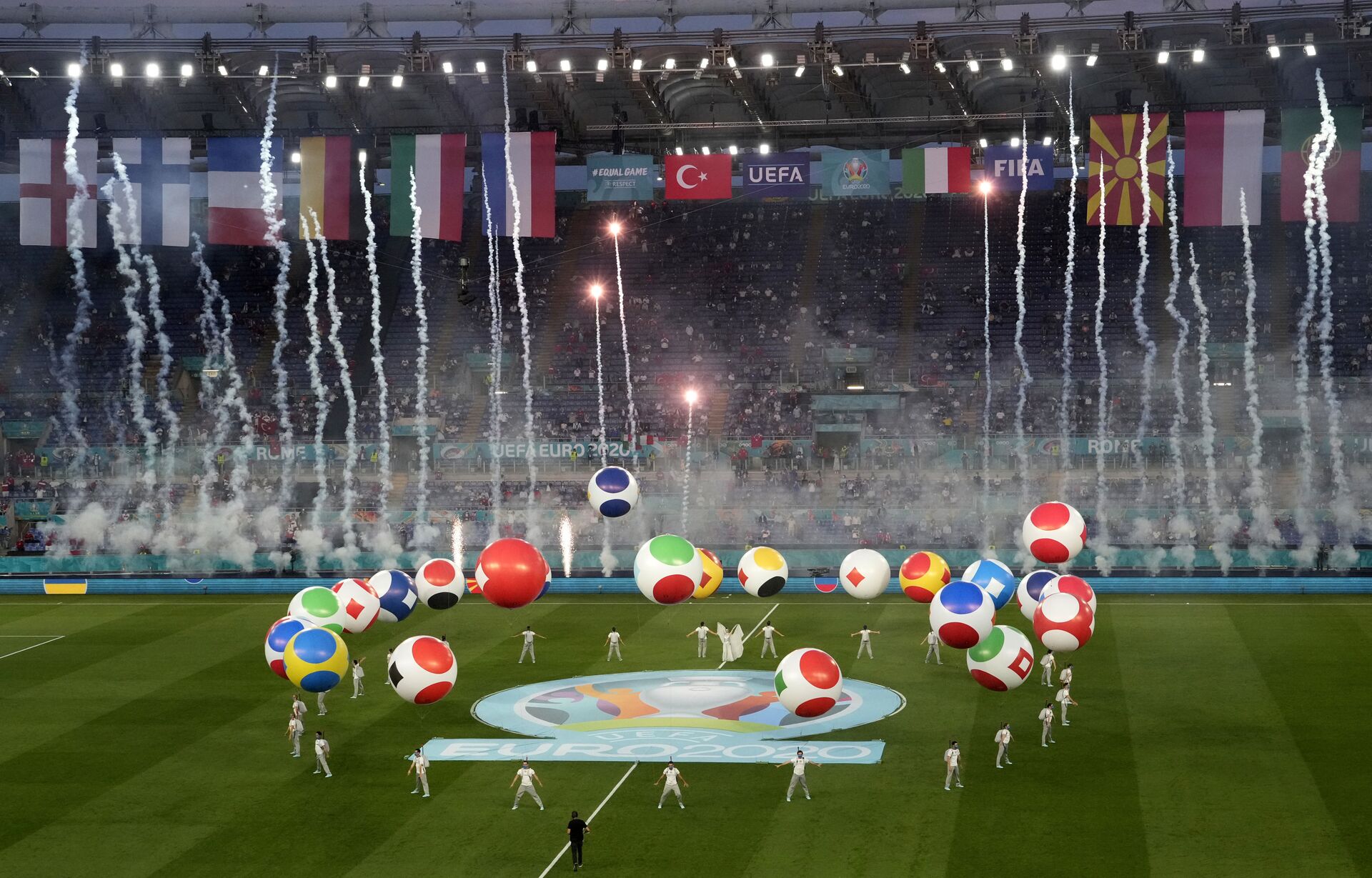 Привет, Европа: Тотти, Неста и полиция открыли чемпионат Европы по футболу - Sputnik Азербайджан, 1920, 12.06.2021