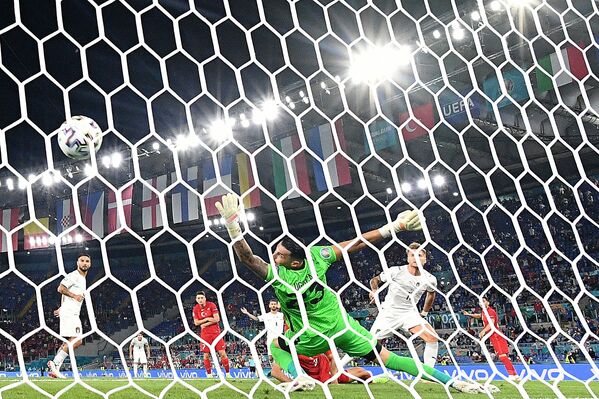 Чиро Иммобиле (справа) забивает гол в ворота сборной Турции - Sputnik Азербайджан