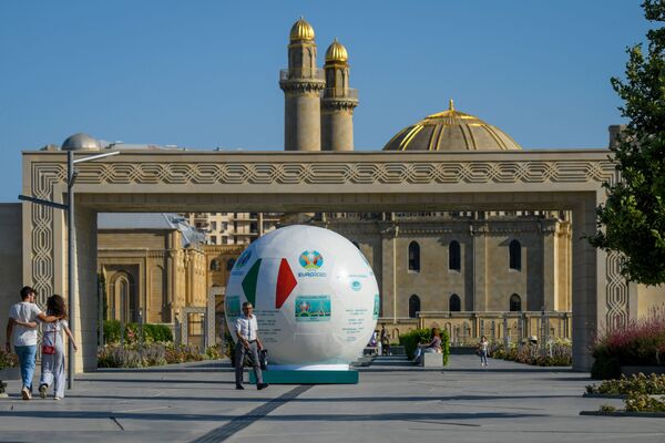 Люди проходят рядом с макетом официального мяча чемпионата Европы по футболу в Баку, фото из архива  - Sputnik Azərbaycan
