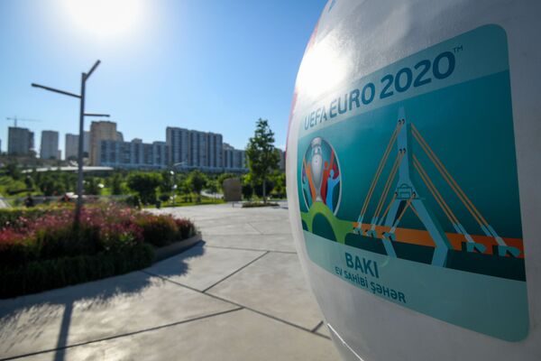 Логотип Евро-2020 на макете официального мяча чемпионата Европы по футболу в Баку, фото из архива  - Sputnik Азербайджан