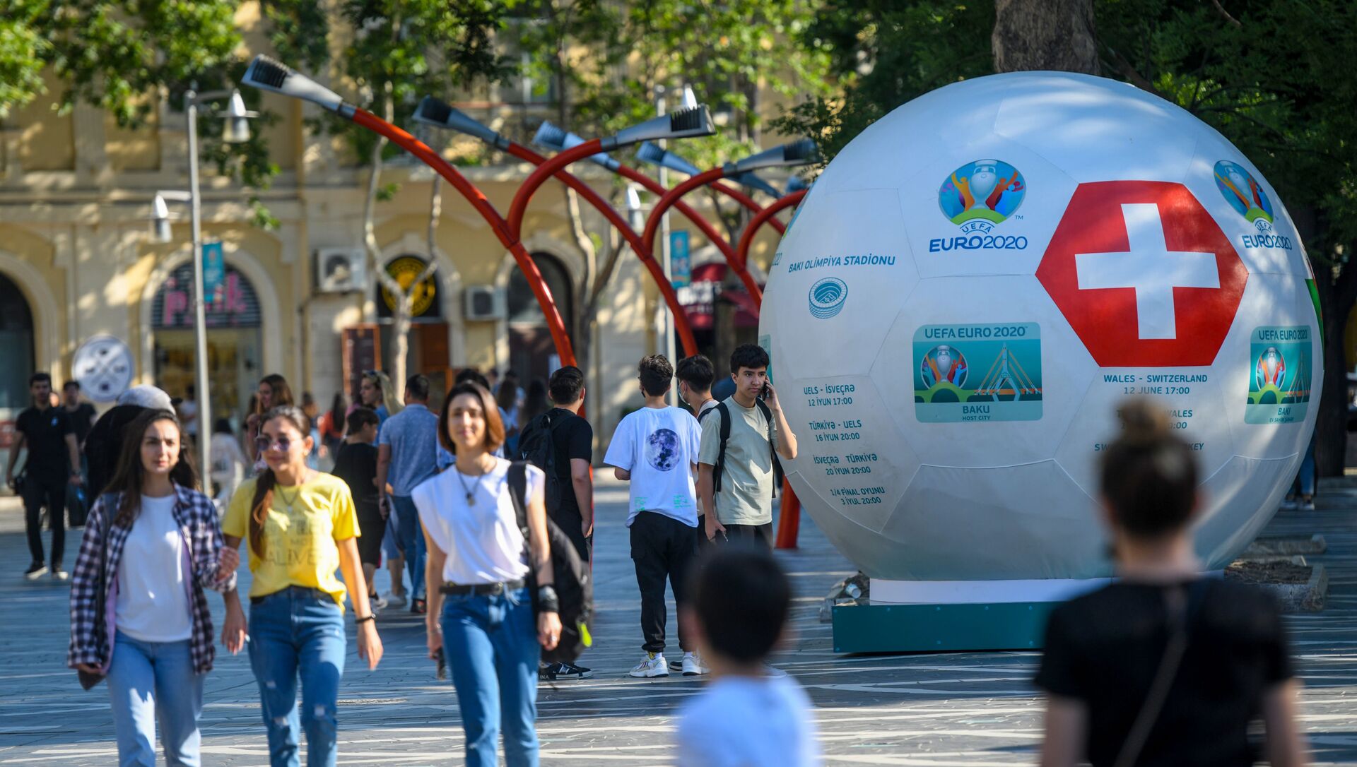 Уличная инсталляция с символикой чемпионата Европы по футболу ЕВРО-2020 в Баку. - Sputnik Азербайджан, 1920, 12.06.2021