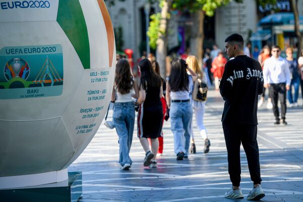 Люди проходят рядом с макетом официального мяча чемпионата Европы по футболу в Баку, фото из архива  - Sputnik Азербайджан