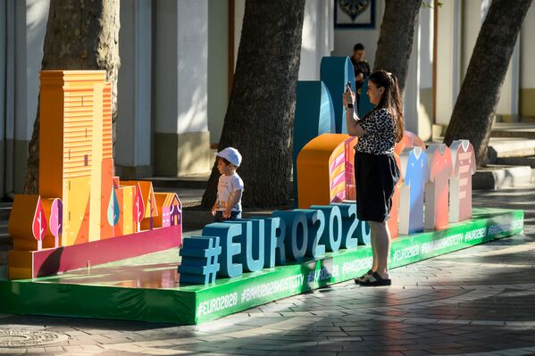  Женщина фотографирует инсталляцию, посвященной Евро-2020 в Баку - Sputnik Azərbaycan