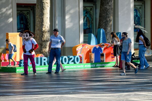 Уличная инсталляция с символикой чемпионата Европы по футболу ЕВРО-2020 в Баку. - Sputnik Азербайджан