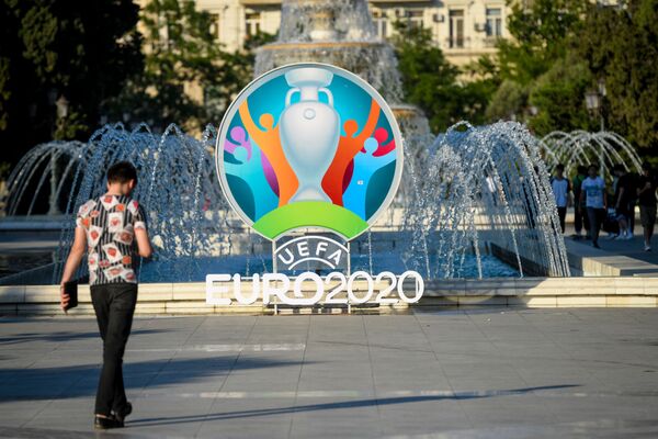 Уличная инсталляция с символикой чемпионата Европы по футболу ЕВРО-2020 в Баку - Sputnik Азербайджан