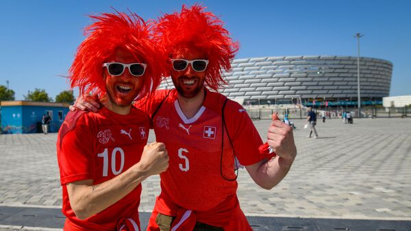 Болельщики сборной Швейцарии перед Бакинским Олимпийским стадионом - Sputnik Азербайджан