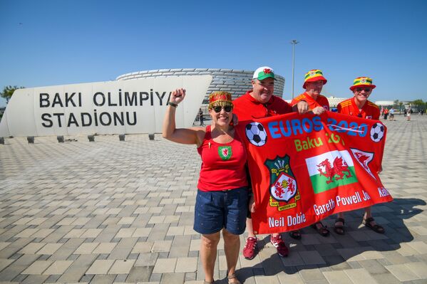 Болельщики перед матчем Швейцария-Уэльс - Sputnik Азербайджан