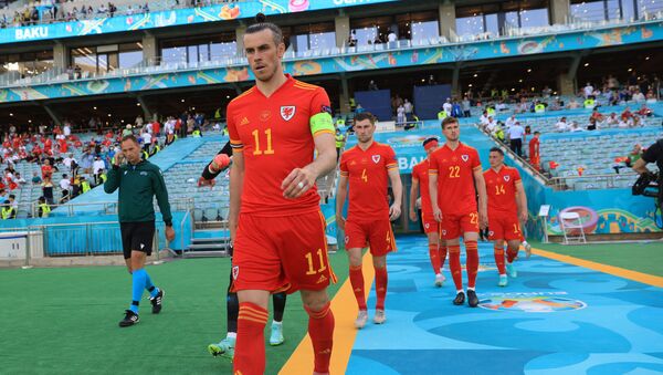Гарет Бейл выводит футболистов сборной Уэльса на поле - Sputnik Азербайджан
