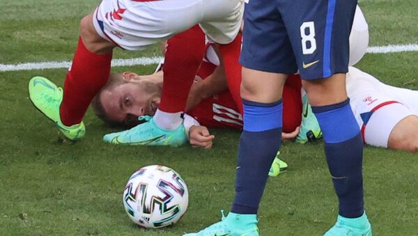 Футболист сборной Дании Кристиан Эриксен потерял сознание во время матча ЕВРО-2020 - Sputnik Азербайджан