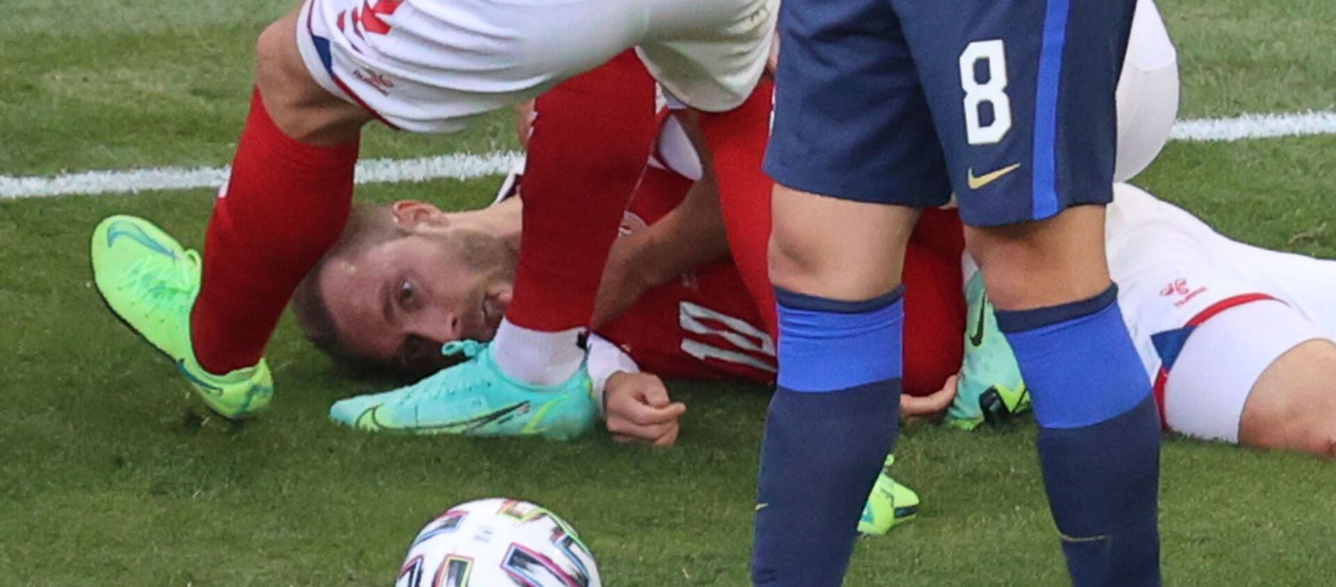 Футболист сборной Дании Кристиан Эриксен потерял сознание во время матча ЕВРО-2020 - Sputnik Азербайджан, 1920, 12.06.2021
