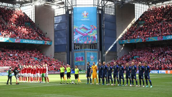 Игроки сборных Дании и Финляндии перед началом матча ЕВРО-2020 - Sputnik Азербайджан