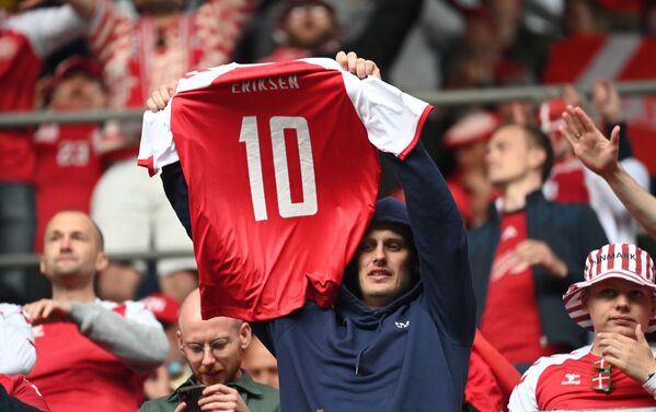 Болельщик сборной Дании держит футболку с номером Кристиана Эриксена - Sputnik Азербайджан