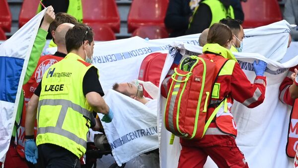 Медики эвакуируют футболиста сборной Дании Кристиана Эриксена - Sputnik Azərbaycan
