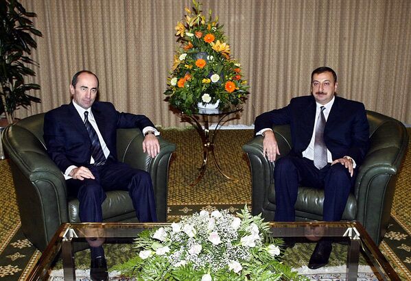Президент Армении Роберт Кочарян (справа) и его азербайджанский коллега Ильхам Алиев в Женеве, 11 декабря 2003 года. Главы государств встерчались в рамках проходившей в Женеве первой Всемирной встречи на высшем уровне по вопросам информационного общества. - Sputnik Азербайджан