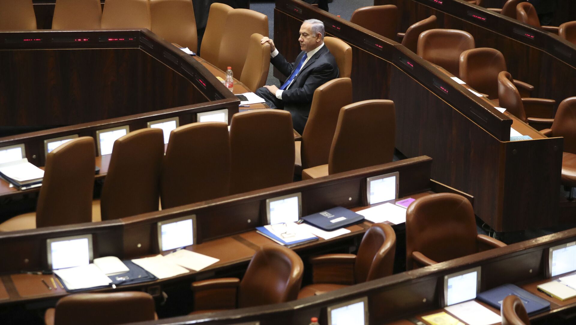 Премьер-министр Израиля Биньямин Нетаньяху сидит во время заседания Кнессета в Иерусалиме в воскресенье, 13 июня 2021 года - Sputnik Азербайджан, 1920, 14.06.2021