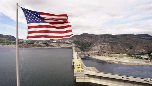 Флаг США возле плотины Гранд-Кули на реке Колумбия  - Sputnik Азербайджан
