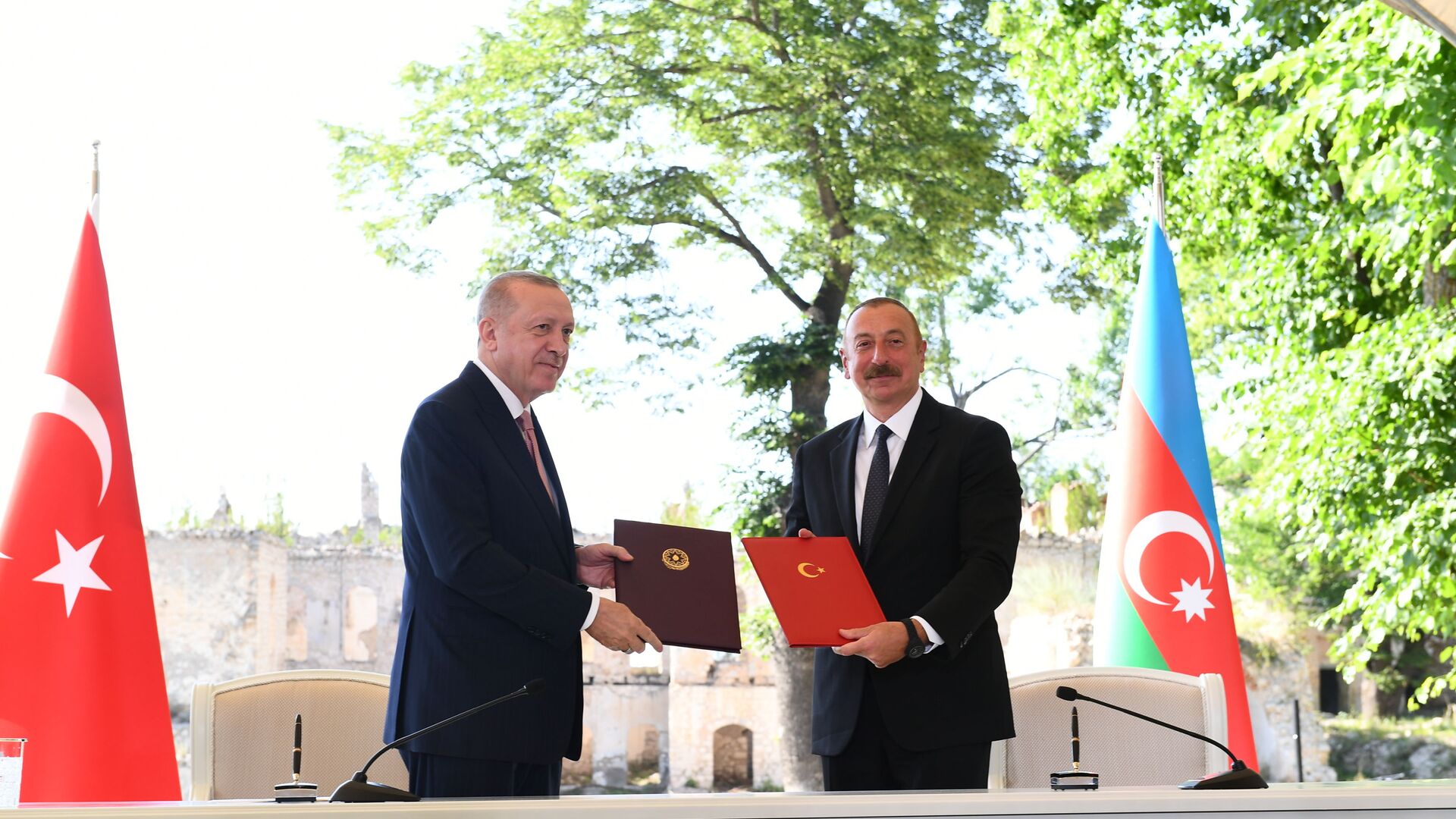 Ильхам Алиев и Реджеп Тайип Эрдоган во время подписания Шушинской декларации, фото из архива - Sputnik Азербайджан, 1920, 15.06.2022