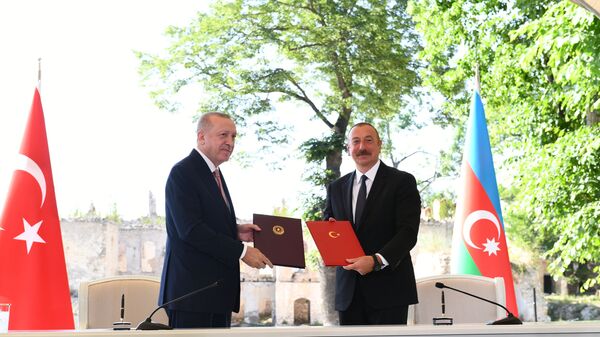 Ильхам Алиев и Реджеп Тайип Эрдоган во время подписания Шушинской декларации, фото из архива - Sputnik Азербайджан