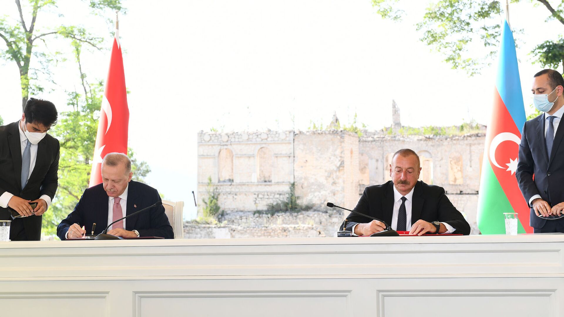 Ильхам Алиев и Реджеп Тайип Эрдоган во время подписания Шушинской декларации - Sputnik Азербайджан, 1920, 15.06.2022