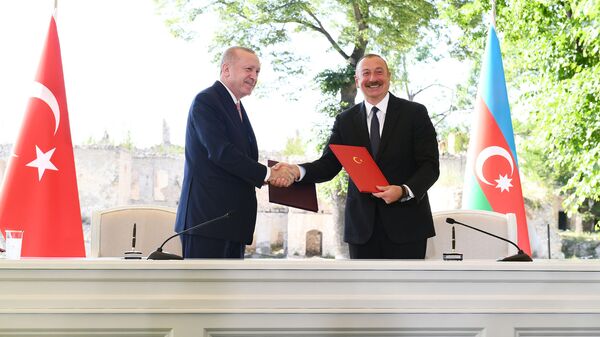 Ильхам Алиев и Реджеп Эрдоган подписали Шушинскую декларацию о союзнических отношениях Азербайджана и Турции - Sputnik Азербайджан