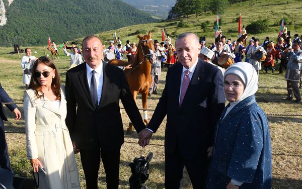 Президенты Ильхам Алиев и Реджеп Тайип Эрдоган с супругами присутствовали на показе композиции Музыкальное наследие и карабахские кони на Джыдыр дюзю - Sputnik Азербайджан